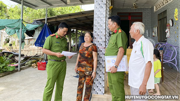 Công an xã Bình Tân tuyên truyền an ninh trật tự tại nhà người dân.
