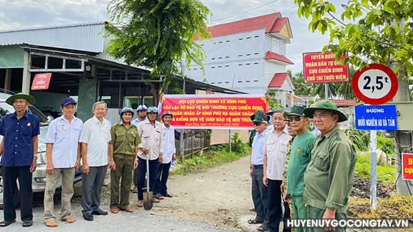 Hội Cựu chiến binh xã Bình Phú ra quân vệ sinh môi trường trồng hoa xây dựng nông thôn mới nâng cao.