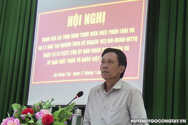 Ông Đinh Tấn Hoàng - TUV. Bí thư Huyện ủy phát biểu chỉ đạo hội nghị.