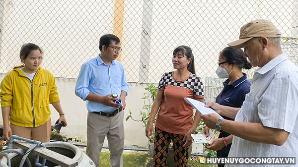 Tuyên truyền phòng chống sốt xuất huyết tại nhà người dân tại xã Thạnh Nhựt.