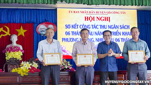 Đ/c Lê Văn Nê - Phó Chủ tịch UBND huyện trao giấy khen 03 đơn vị xã đạt tỷ lệ thu cao nhất trong 06 tháng đầu năm 2023