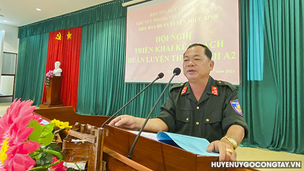 Thượng tá Võ Thanh Hùng - Phó Trưởng Phòng PK02 Công an Tiền Giang triển khai nội dung huấn luyện.