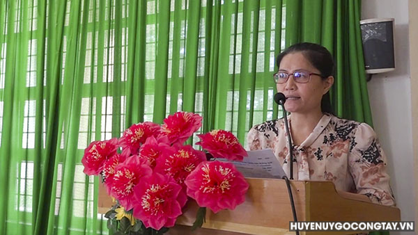 Bà Nguyễn Thị Nguyệt Trang - Phó Trưởng Phòng Tư pháp huyện báo cáo các nội dung cơ bản và những điểm mới của Luật Thanh tra và Luật Phòng, chống bạo lực gia đình năm 2022