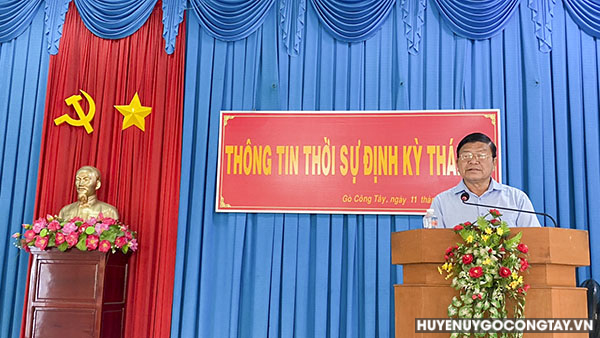 Đ/c Hồ Văn Hùng - UVBTV -Trưởng Ban Tuyên giáo Huyện ủy, Giám đốc Trung tâm Chính trị huyện báo cáo tại Hội nghị thông tin thời sự.
