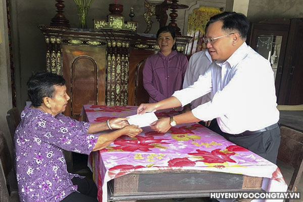 Phó Bí thư Thường trực Huyện ủy Gò Công Tây thăm và tặng quà gia đình chính sách ở xã Long Vĩnh.