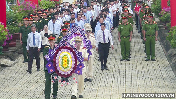 Đoàn lãnh đạo huyện đặt tràng hoa tại Đài tưởng niệm nghĩa trang liệt sĩ huyện.