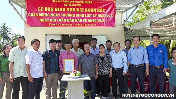Lễ bàn giao nhà Đại đoàn kết cho hộ anh Hồ Văn Bộ, ấp Bình Lạc, xã Thành Công.