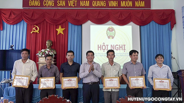 Hội Nông dân tỉnh Tiền Giang trao giấy khen cho các đơn vị có thành tích xuất sắc.