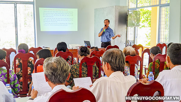 Ông Nguyễn Văn Chiểu, Phó Giám đốc Trung tâm Dịch vụ Nông nghiệp huyện Gò Công Tây giới thiệu đến đại biểu về lợi ích của việc sử dụng thức ăn ủ chua cho bò..