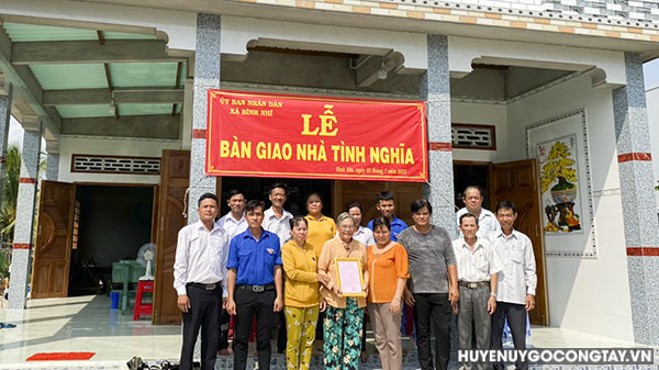 Bàn giao nhà tình nghĩa cho gia đình bà Thái Thị Kim Loan, tại ấp Bình Đông Trung, xã Bình Nhì.