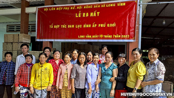 Lễ Ra mắt Tổ hợp tác đan lục bình ấp Phú Quới, xã Long Vĩnh.