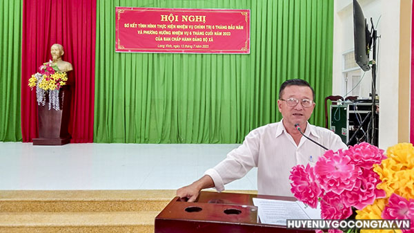 Đồng chí Đặng Công Tiên – Bí thư Đảng ủy xã Long Vĩnh phát biểu tại hội nghị