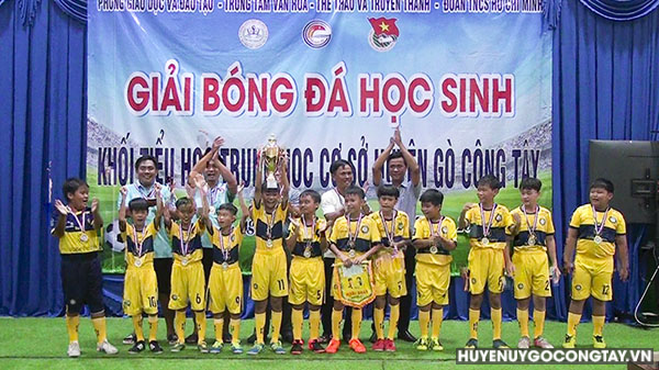 Trao giải Nhất Khối Tiểu học cho đội bóng Trường Tiểu học Nguyễn Văn Tươi.