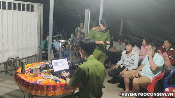 Công an xã hướng dẫn công dân đăng ký, kích hoạt tài khoản định danh điện tử VNelD tại nhà hộ dân ấp Thạnh Phú.
