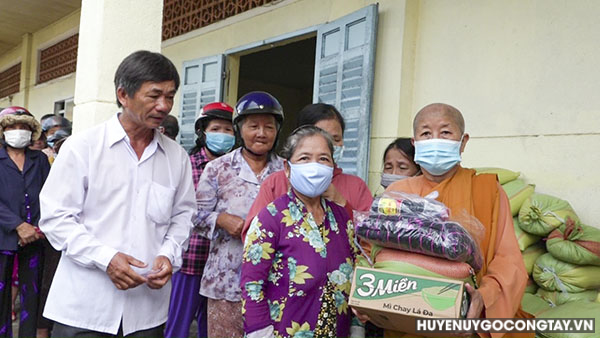 Huyện Gò Công Tây tặng 150 phần quà cho hội viên người mù và nạn nhân chất độc da cam huyện