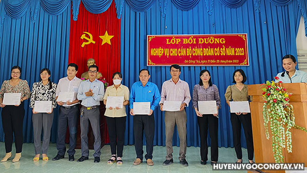 Đ/c Ngô Hồng Quang – HUV. Phó Trưởng Ban Dân vận Huyện ủy trao giấy chứng nhận cho học viên.