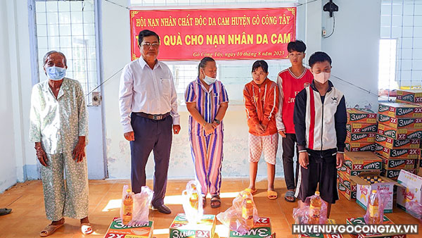 Ông Lê Minh Châu- Chủ tịch Hội Nạn nhân chất độc Da cam/Dioxin huyện Gò Công Tây tặng quà cho các nạn nhân chất độc Da cam/dioxin