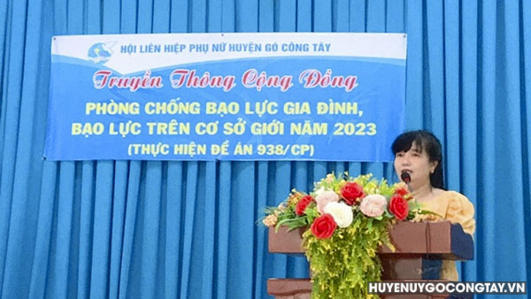 Đ/c Lê Thị Kiều Chinh - HUV, Chủ tịch Hội LHPN huyện phát biểu tuyên truyền phòng chống bạo lực gia đình.