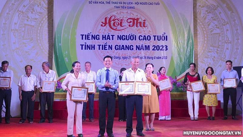 Bà Phan Ngọc Hường, Chủ tịch Hội Người Cao tuổi huyện Gò Công Tây nhận Giấy khen từ Ban Tổ chức Hội thi.