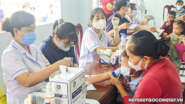 Huyện Đoàn Gò Công Tây phối hợp với Ủy ban nhân dân 02 xã Bình Nhì, Thạnh Nhựt và các đơn vị đồng hành, tài trợ tổ chức khám chữa bệnh, cấp thuốc miễn phí cho người dân