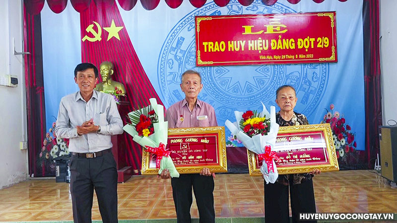 Đ/c Đinh Tấn Hoàng - TUV. Bí thư Huyện ủy, Chủ tịch HĐND huyện trao khánh cho các đảng viên Huy hiệu trên 50 năm tuổi Đảng.