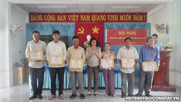 UBND xã Đồng Sơn khen thưởng các tập thể, cá nhân đạt thành tích xuất sắc trong công tác hòa giải ở cơ sở.