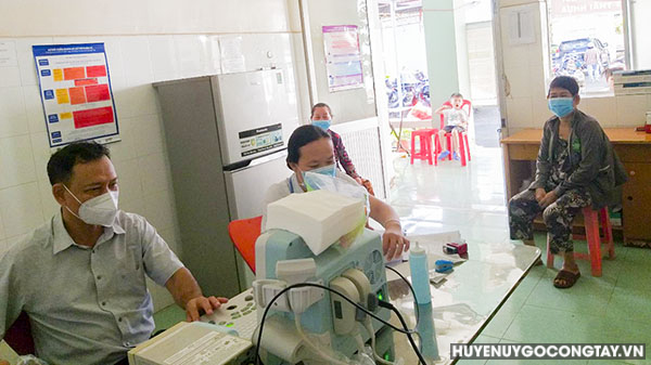 Xã Long Bình phối hợp Trung tâm Y tế huyện Gò Công Tây khám sức khỏe và sàng lọc bệnh về mắt cho người cao tuổi
