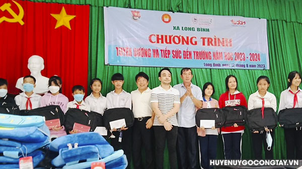 Xã Long Bình tổ chức Chương trình Tuyên dương và tiếp sức đến trường năm học 2023-2024
