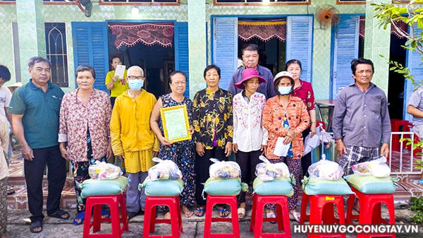 Xã Long Vĩnh vận động tặng quà cho hộ nghèo, nạn nhân chất độc da cam.