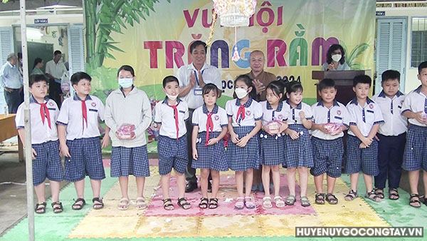 Trường tiểu học Nguyễn Thị Tốt và Chùa Bửu Huệ tổ chức chương trình “Trung thu cho em, lồng đèn thắp sáng ước mơ” và phát quà cho các em năm 2023