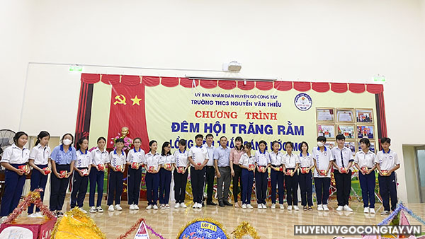 Trường Trung học cơ sở Nguyễn Văn Thiều tổ chức chương trình Đêm hội trăng rằm – Lồng đèn thắp sáng ước mơ năm 2023