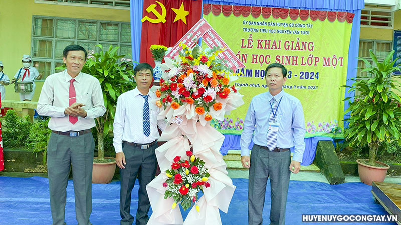 Đồng chí Bí thư Huyện ủy Đinh Tấn Hoàng tham dự Lễ khai giảng năm học mới tại Trường Tiểu học Nguyễn Văn Tươi xã Thạnh Nhựt