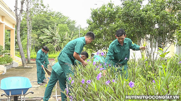Lực lượng Ban Chỉ huy Quân sự xã Bình Tân tổ chức dọn vệ sinh giữ gìn cảnh quan môi trường.
