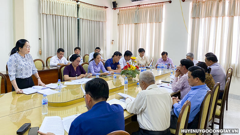 Đoàn Giám sát HĐND huyện Gò Công Tây làm việc với Văn phòng đăng ký đất đai huyện.