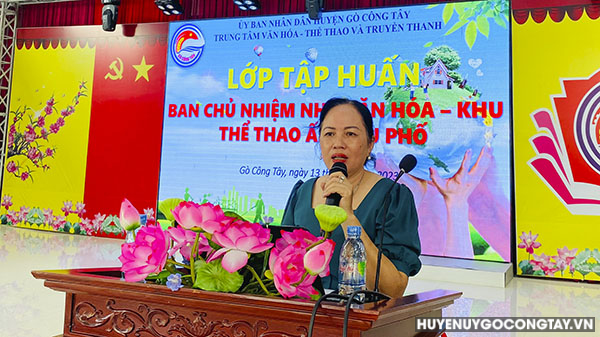 Bà Lê Thanh Lan - Giám đốc Trung tâm Văn hóa tỉnh Tiền Giang báo cáo tại buổi tập huấn.