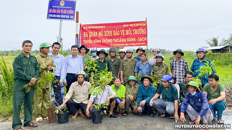 Hội Cựu chiến binh huyện Gò Công Tây phối hợp Đảng ủy, UBND, UBMTTQ thị trấn Vĩnh Bình tổ chức ra quân mô hình bảo vệ môi trường thực hiện tuyến kênh thông thoáng xanh - sạch.