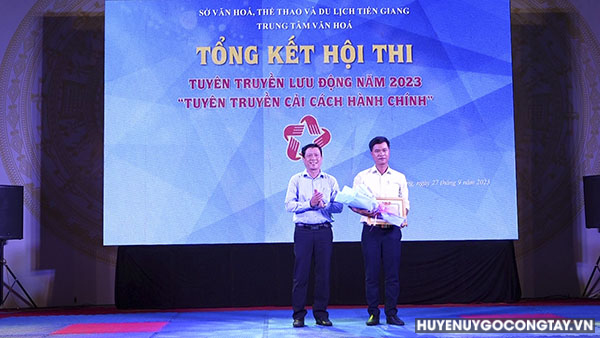 Ông Võ Văn Chiến, Phó Giám đốc Sở Văn hóa - Thể thao và Du lịch tỉnh Tiền Giang trao giải nhất cho đơn vị huyện Gò Công Tây.