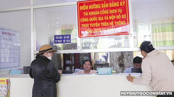 Bộ phận một cửa xã Long Bình tiếp nhận giải quyết thủ tục hành chính của người dân.