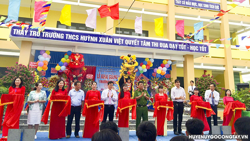 Lễ khánh thành và khai giảng Trường Trung học cơ sở Huỳnh Xuân Việt.