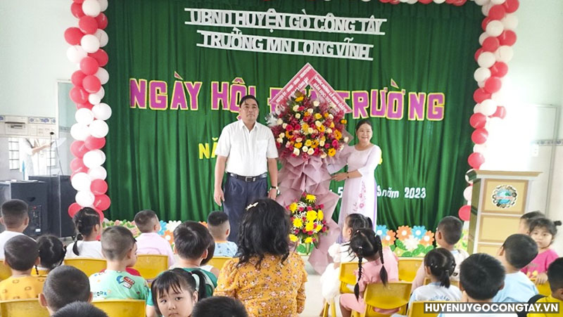 Ông Châu Anh Vũ – Trường phòng Tài Nguyên - Môi trường huyện Gò Công Tây tặng lẵng hoa chúc mừng.