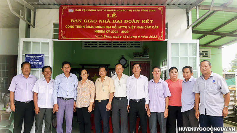 Thị trấn Vĩnh Bình: Bàn giao nhà đại đoàn kết cho hộ dân có hoàn cảnh khó khăn - công trình chào mừng Đại hội MTTQ Việt Nam các cấp, nhiệm kỳ 2024-2029