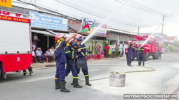 Huyện Gò Công Tây tổ chức thực tập phương án chữa cháy và cứu nạn, cứu hộ tại Tổ Liên gia an toàn phòng cháy chữa cháy Khu phố 1, Thị trấn Vĩnh Bình