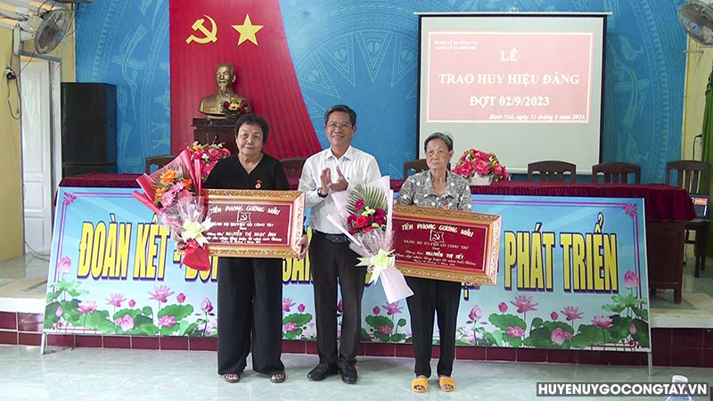 Đ/c Huỳnh Thanh Bình - Phó Bí thư Huyện ủy, Chủ tịch UBND huyện trao khánh chúc mừng các đảng viên cao niên.