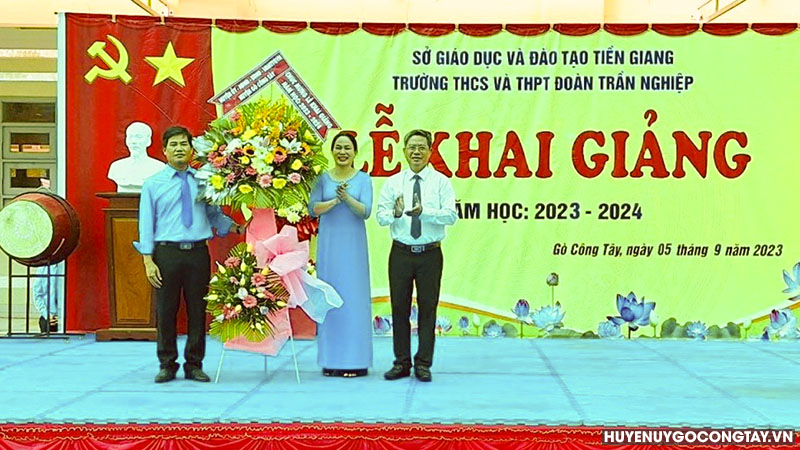 Ông Huỳnh Thanh Bình, Phó Bí thư Huyện ủy, Chủ tịch Ủy ban nhân dân huyện Gò Công Tây tặng hoa chúc mừng Lễ khai giảng.