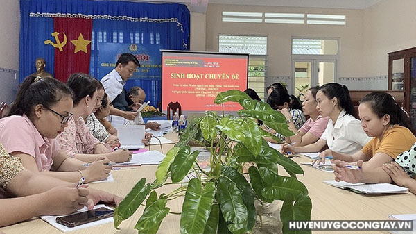Đồng chí Lê Thanh Quân – Phó Chủ tịch UBND xã sinh hoạt chuyên đề tại Chi bộ Trường Mầm non Long Bình.