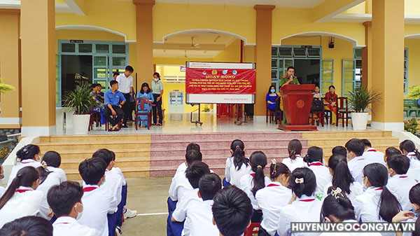 Tuyên truyền an toàn giao thông và Luật Phòng chống xâm hại trẻ em tại trường THCS Nguyễn Thị Bảy.