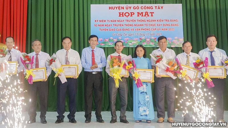 Chị Lê Thị Giàu được Ban Thường vụ Huyện ủy biểu dương Bí thư chi bộ ấp, khu phố tiêu biểu có những đóng góp tích cực trong công tác Đảng.