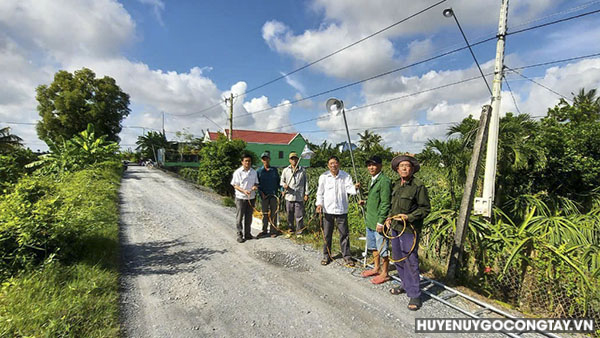 Cựu chiến binh xã Đồng Sơn ra quân công trình thắp sáng đường quê tại ấp Ninh Đồng.