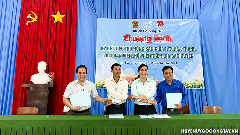 Hợp tác xã Nông nghiệp Hòa Thạnh tổ chức ký kết tiêu thụ các mặt hàng nông sản với đoàn viên, hội viên và người dân trên địa bàn huyện
