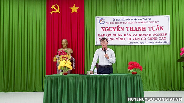 Ông: Nguyễn Thanh Tuấn – Phó Chủ tịch Ủy ban nhân dân huyện Gò Công Tây gặp gỡ nhân dân và doanh nghiệp xã Long Vĩnh.
